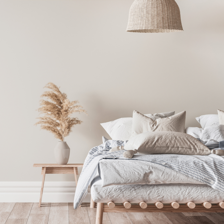 strukturalny nad łóżkiem w stylu japandi, wnętrze z naturalnym klimatem