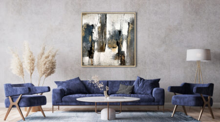 Salon w stylu nowoczesnym z granatową sofą i abstrakcyjnym obrazem w odcieniach czerni, złota i szarości, namalowanym farbami akrylowymi