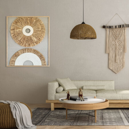 Obraz w stylu boho z naturalnych materiałów zawieszony w salonie z jasną sofą