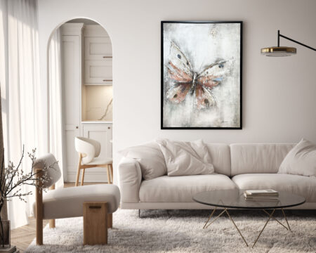 Ręcznie malowany obraz akrylowy z motylem w delikatnych kolorach nad kremową sofą w jasnym salonie w stylu japandi