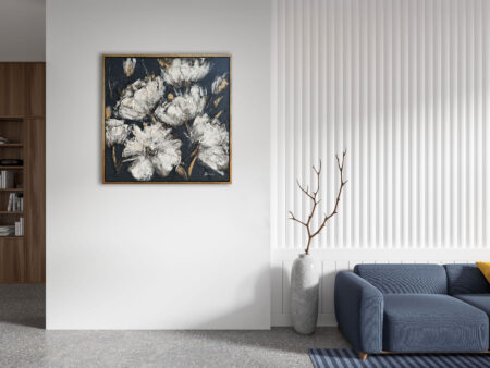 Ręcznie malowany obraz z białymi kwiatami na ciemnym tle w nowoczesnym salonie z niebieską sofą i białą ścianą dekoracyjną